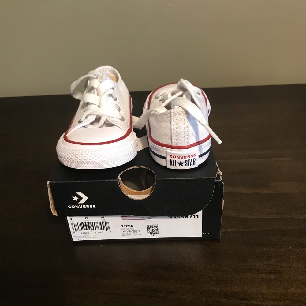 BRAND NEW Converse sneakers